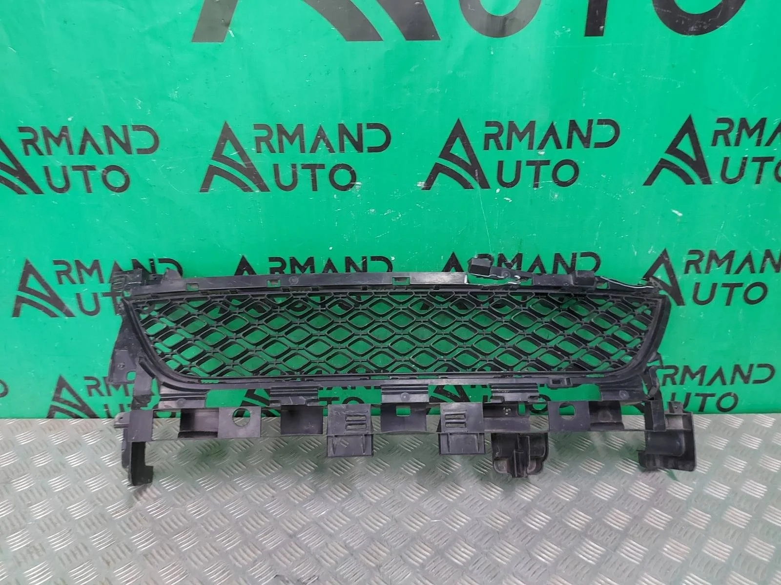 Решетка бампера Renault Sandero 2013-2019