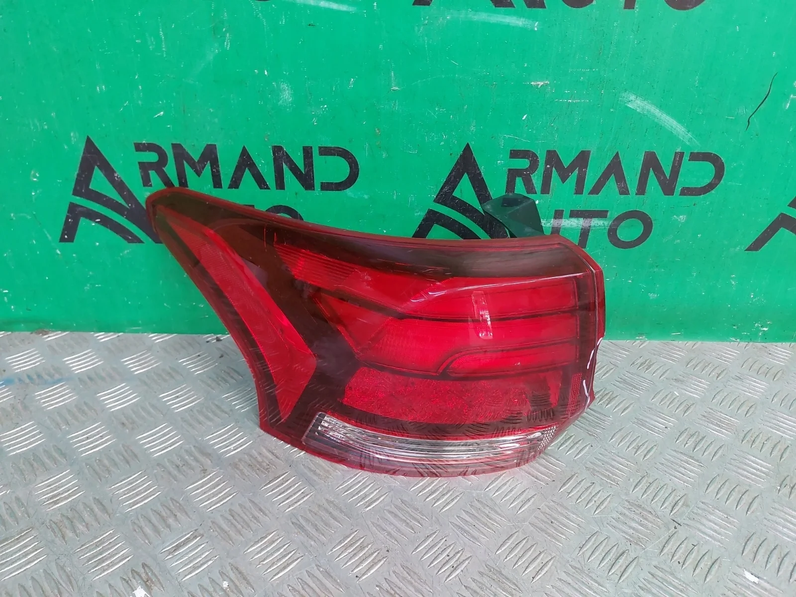 Фонарь внешний Mitsubishi Outlander 2015-нв 3