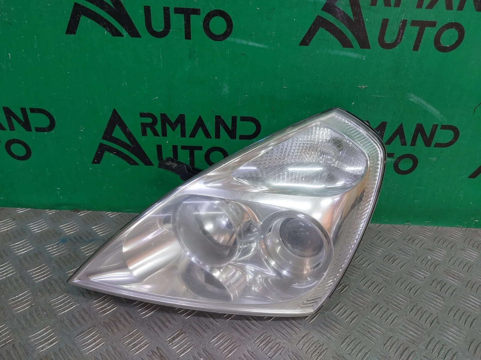 Фара Kia Carnival 2006-2014