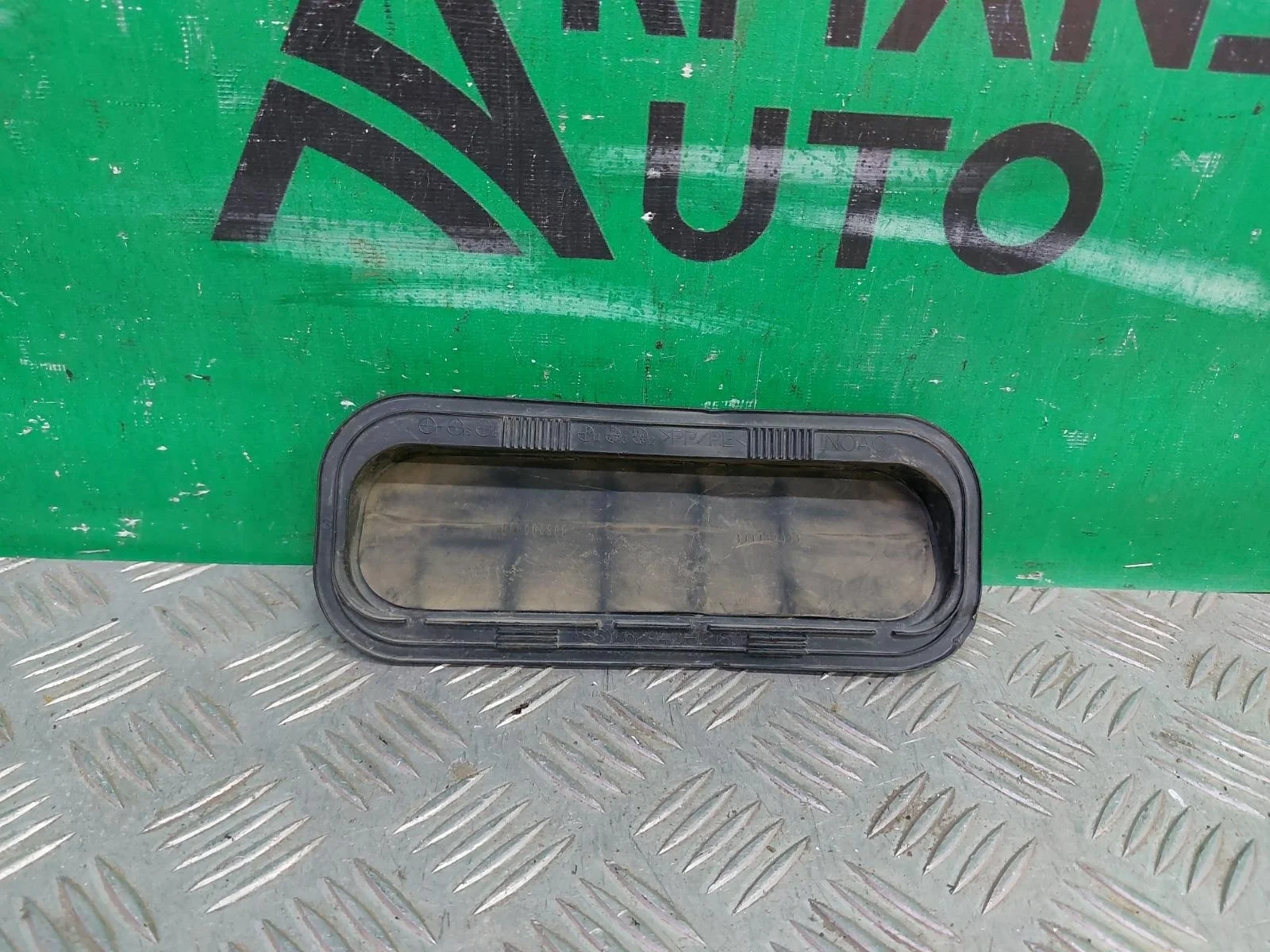 Решетка вентиляционная багажника Toyota RAV4 2012-2019 CA40