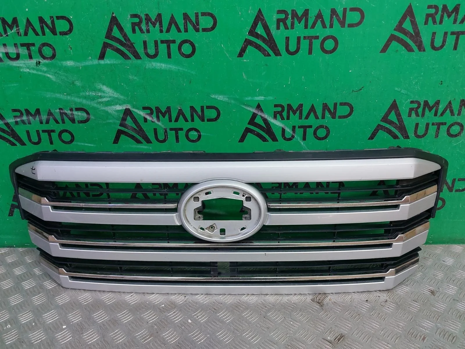 Решетка радиатора Toyota Land Cruiser 2021-нв 300