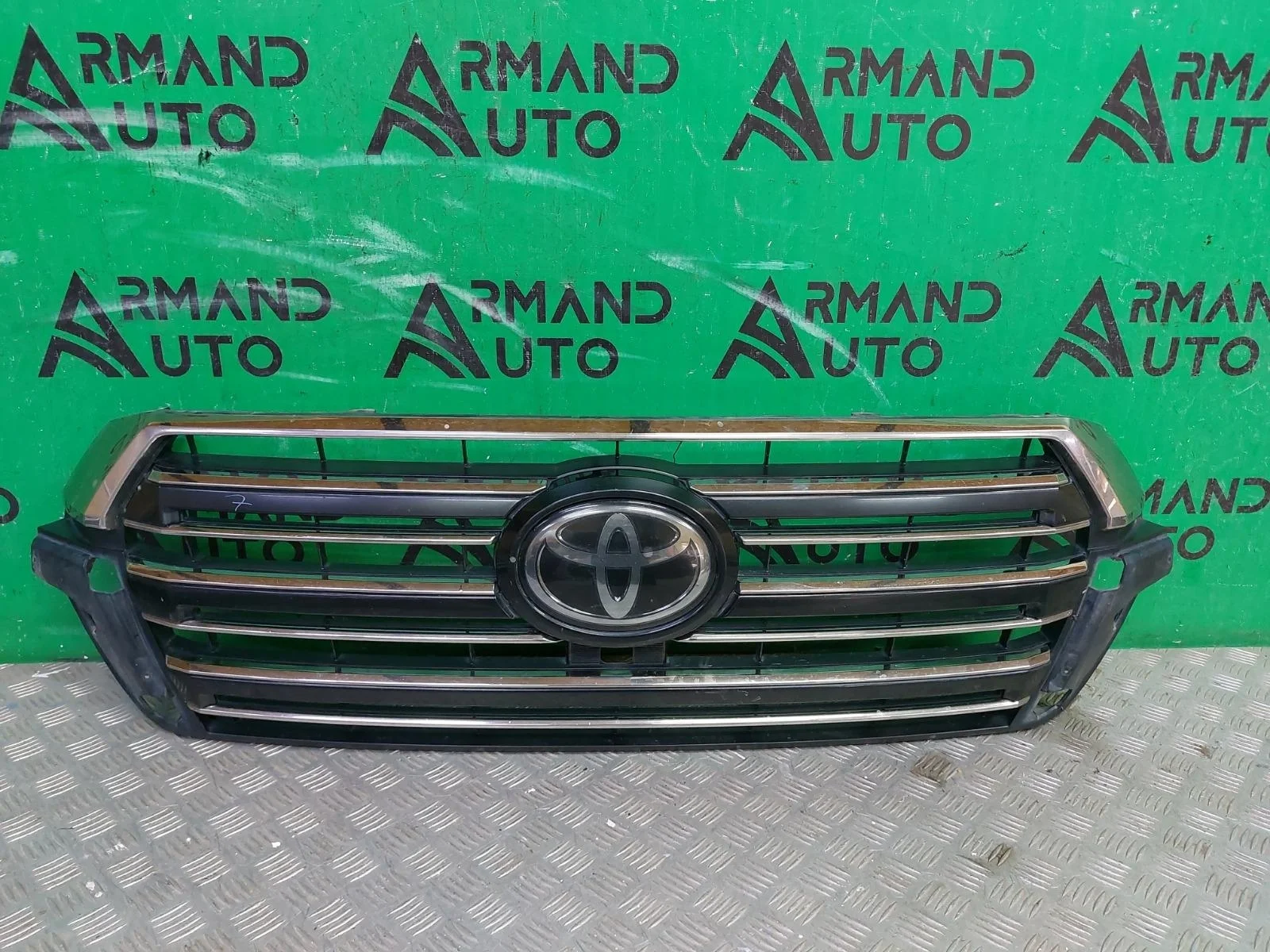 Решетка радиатора Toyota Land Cruiser 2015-2021 200