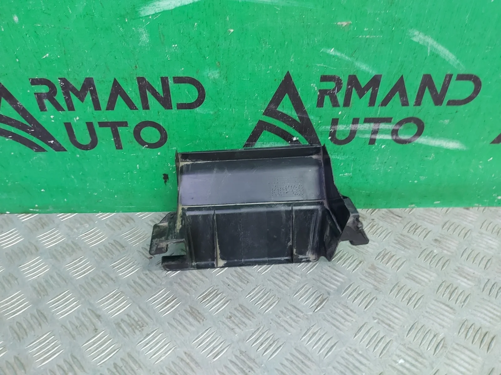 Кронштейн решетки радиатора Mitsubishi Outlander 2014-нв 3