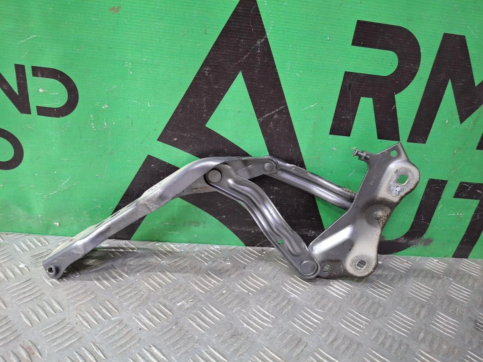 Петля капота Skoda Kodiaq 2016-нв