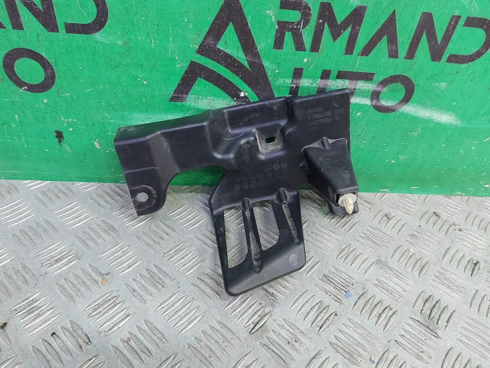 Кронштейн решетки радиатора верхний Mitsubishi Outlander 2012-нв 3