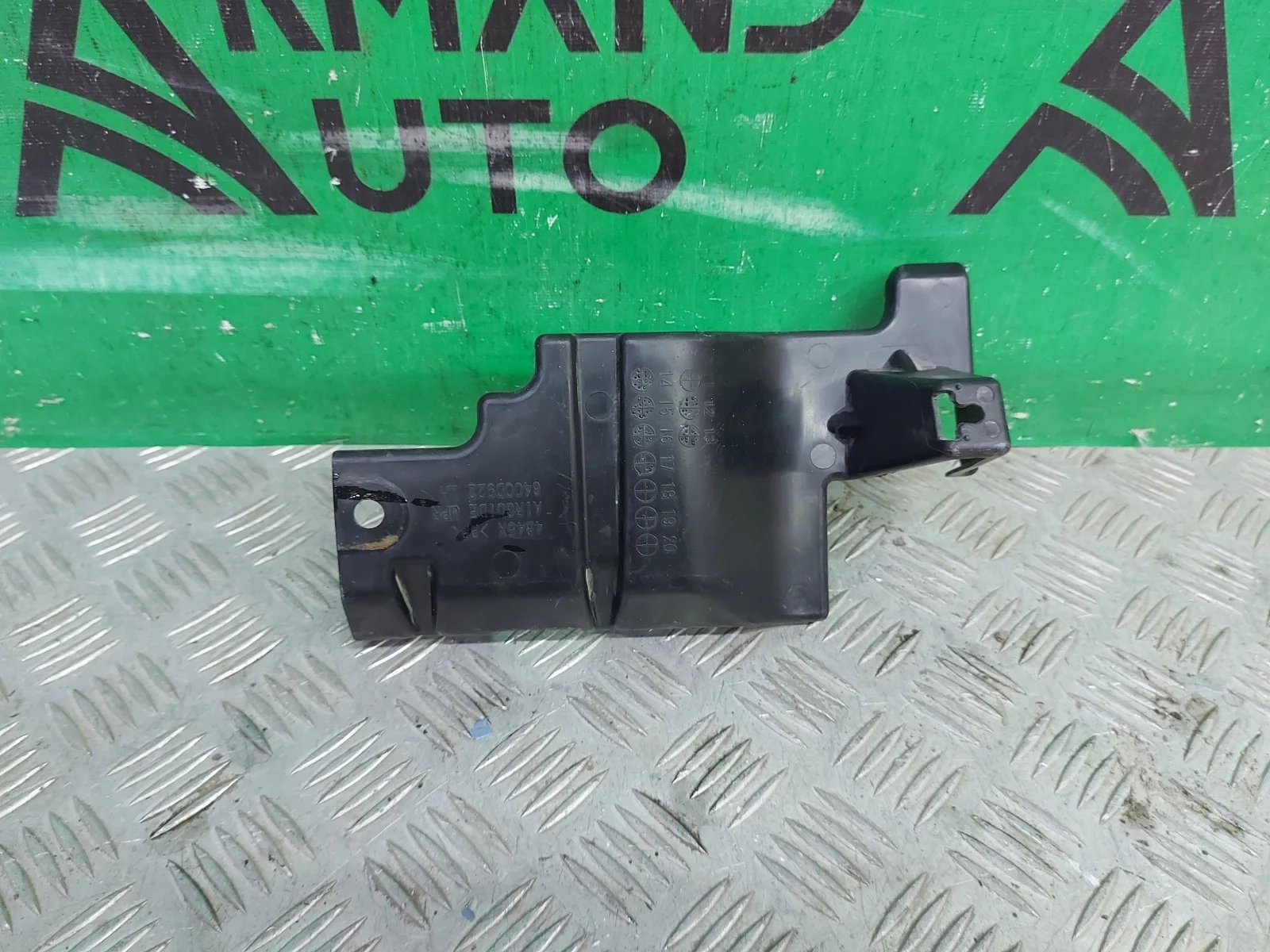 Кронштейн решетки радиатора верхний Mitsubishi Outlander 2012-нв 3