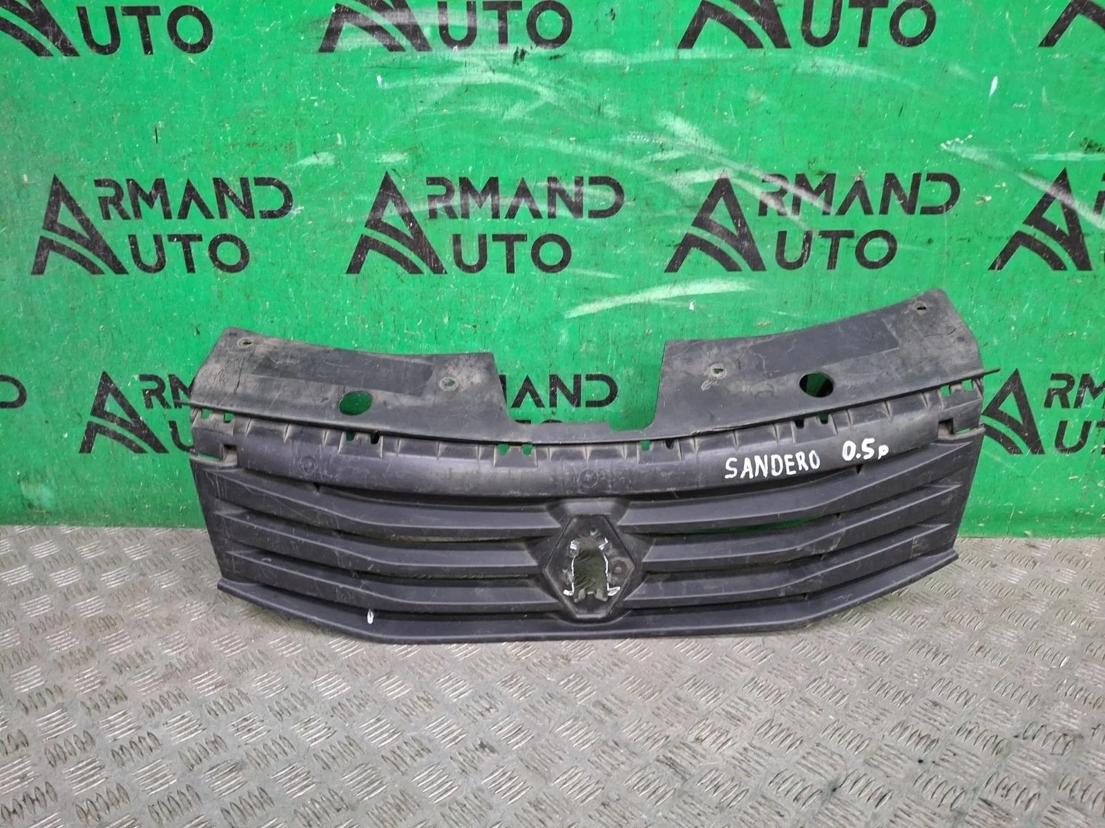 Решетка радиатора Renault Sandero 2009-2014