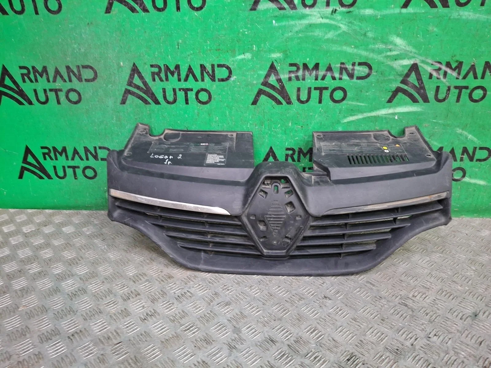 Решетка радиатора Renault Logan 2012-2018