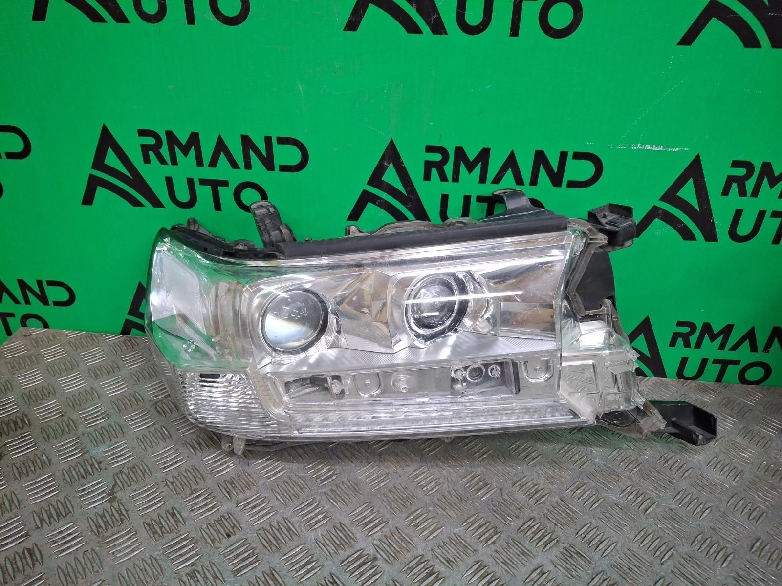 Фара Toyota Land Cruiser 2015-2021 200