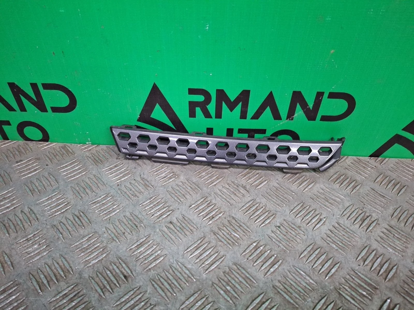 Накладка решетки радиатора Mitsubishi Outlander 2018-нв 3