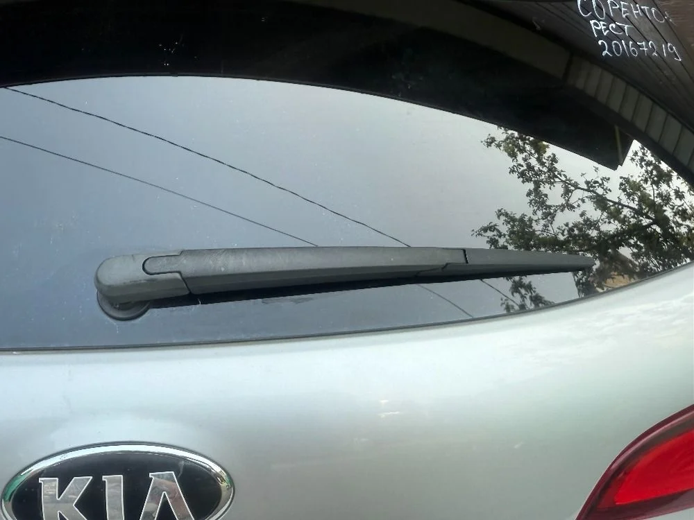 Поводок стеклоочистителя заднего Kia Sorento II (2009—2012)