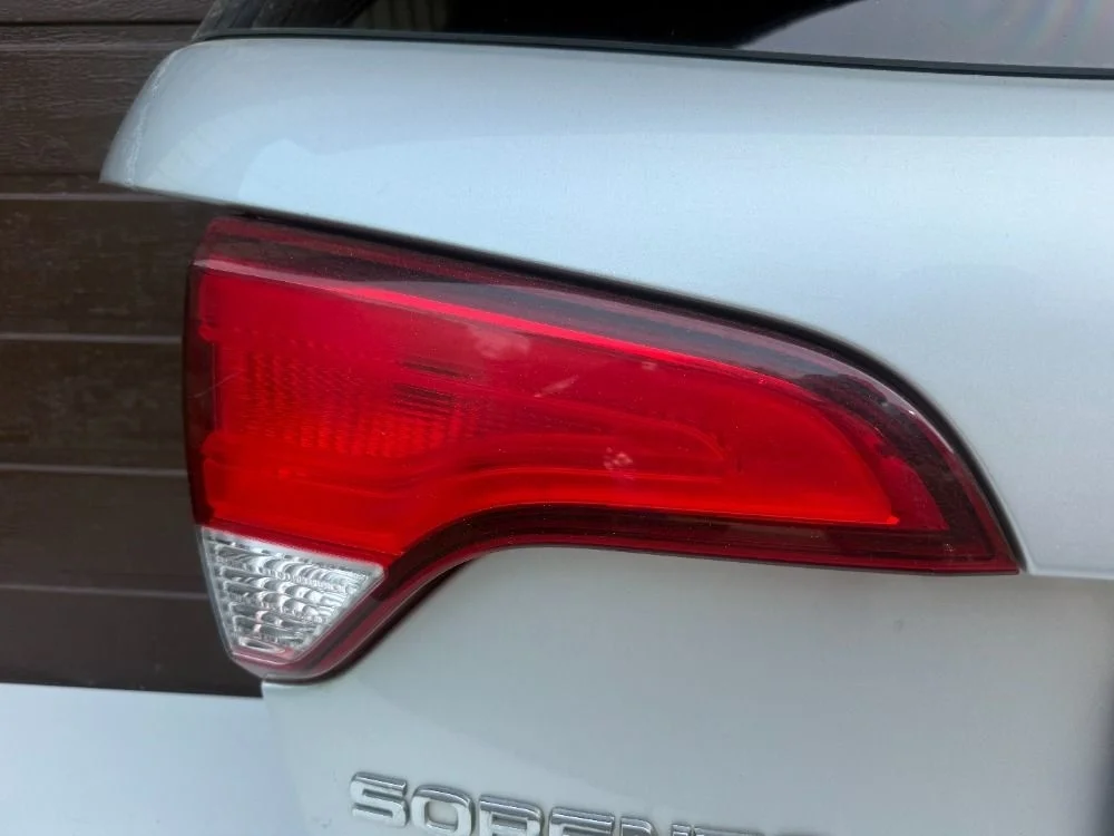 Фонарь крышки багажника внутренний Kia Sorento II рестайлинг (2012—2021)