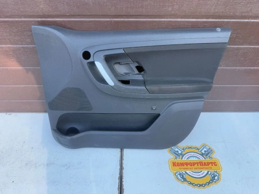 Обшивка (карта) двери передней правой Skoda Fabia II рестайлинг (2010—2014)