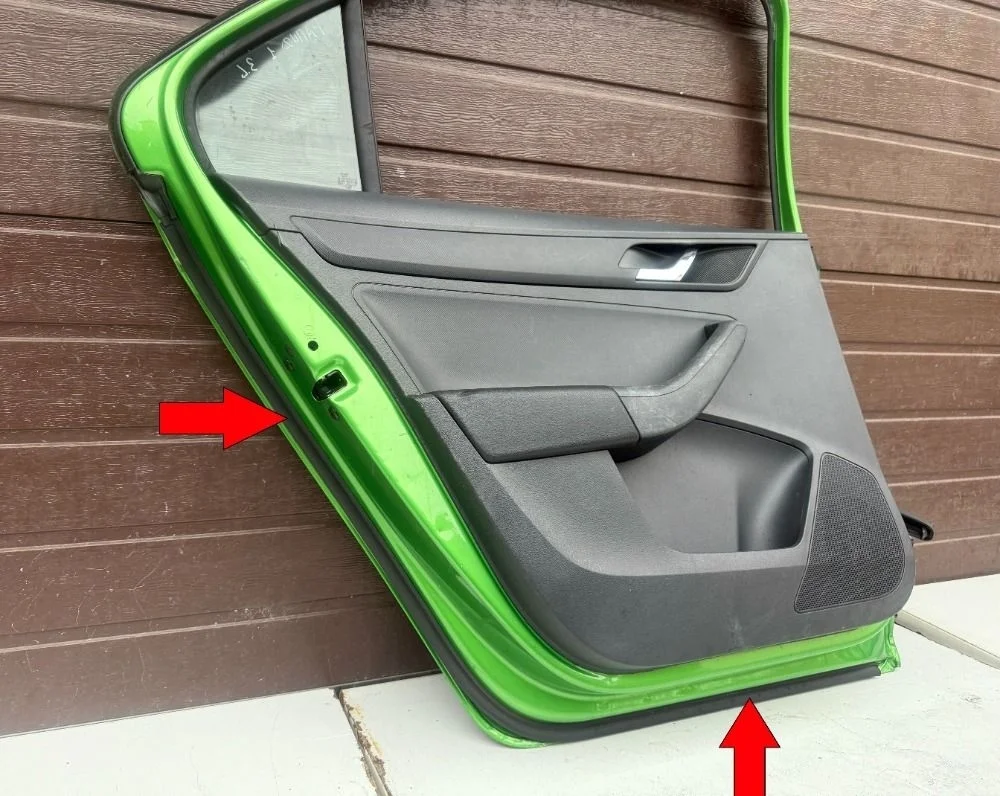 Уплотнительная резинка двери нижняя Skoda Rapid I (2012—2017)