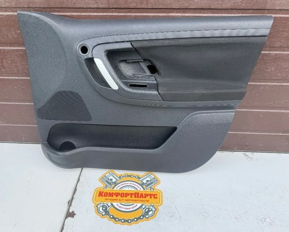 Обшивка (карта) двери передней правой Skoda Fabia II (2007—2010)
