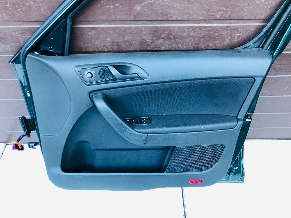 Обшивка (карта) двери передней правой Skoda Yeti I (2009—2014)