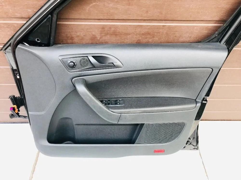 Обшивка (карта) двери передней правой Skoda Yeti I (2009—2014)