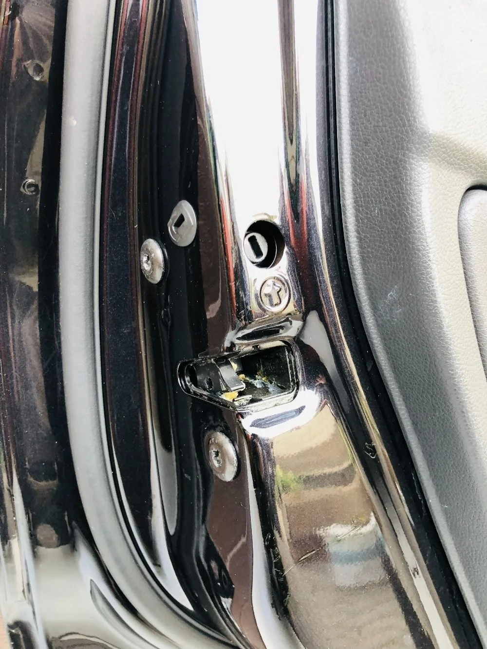 Замок двери задней левой Skoda Yeti I (2009—2014)