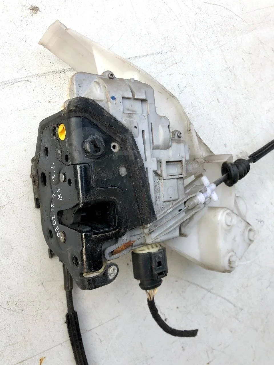 Замок двери задней левой Volkswagen Passat B6 (2005—2010)