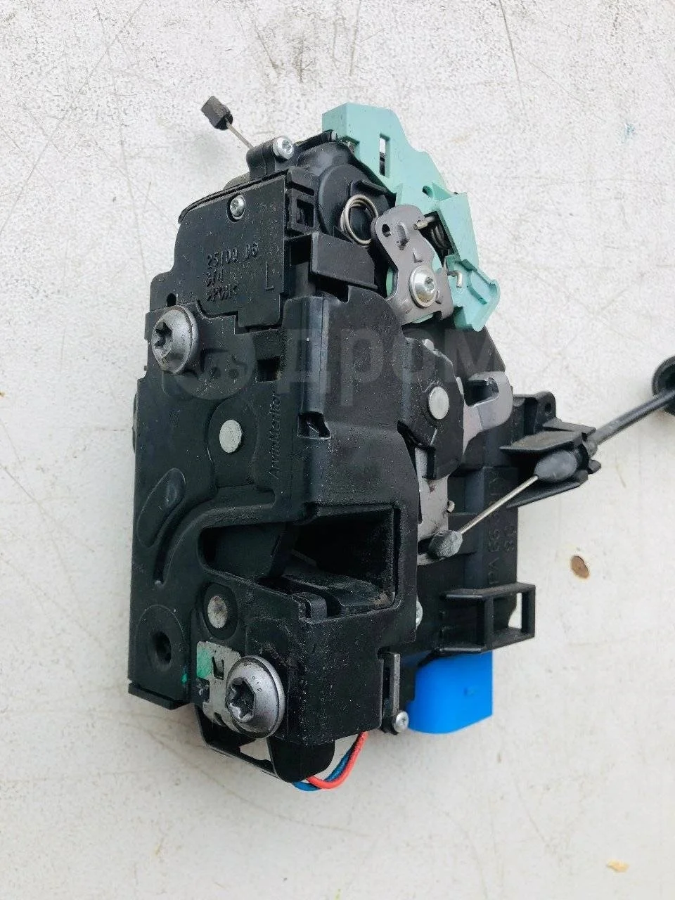 Замок двери передней левой Skoda Octavia II (2004—2009)