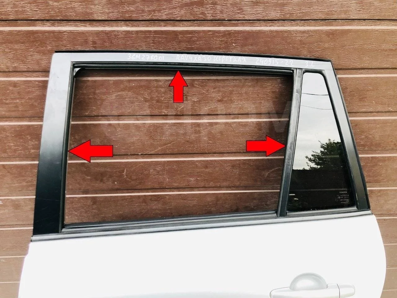 Уплотнительная резинка вокруг стекла двери Toyota RAV4 III (2005—2010)