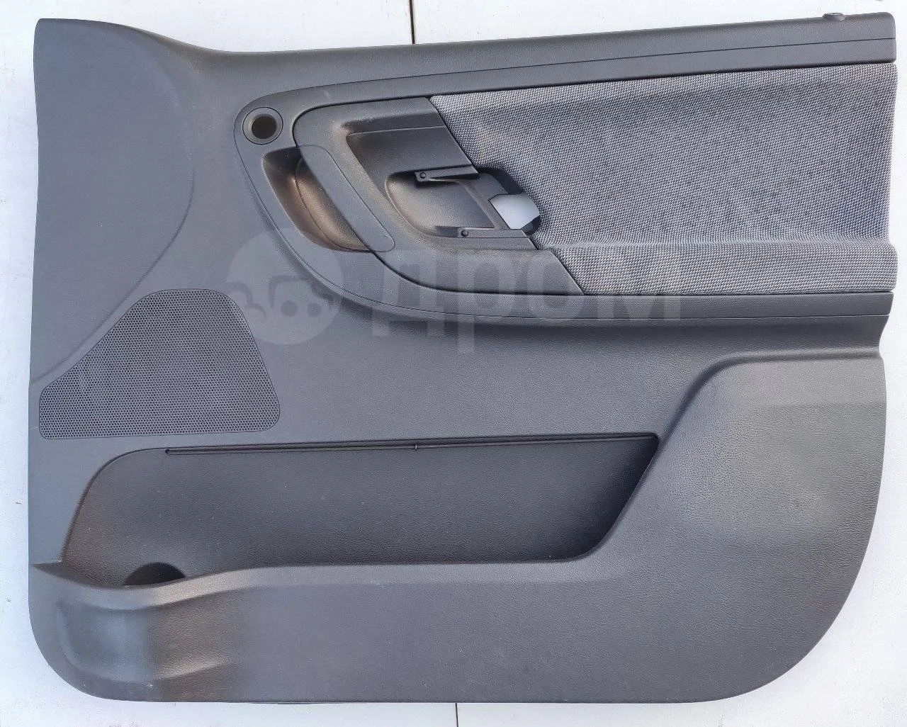 Обшивка (карта) двери передней правой Skoda Fabia II (2007—2010)