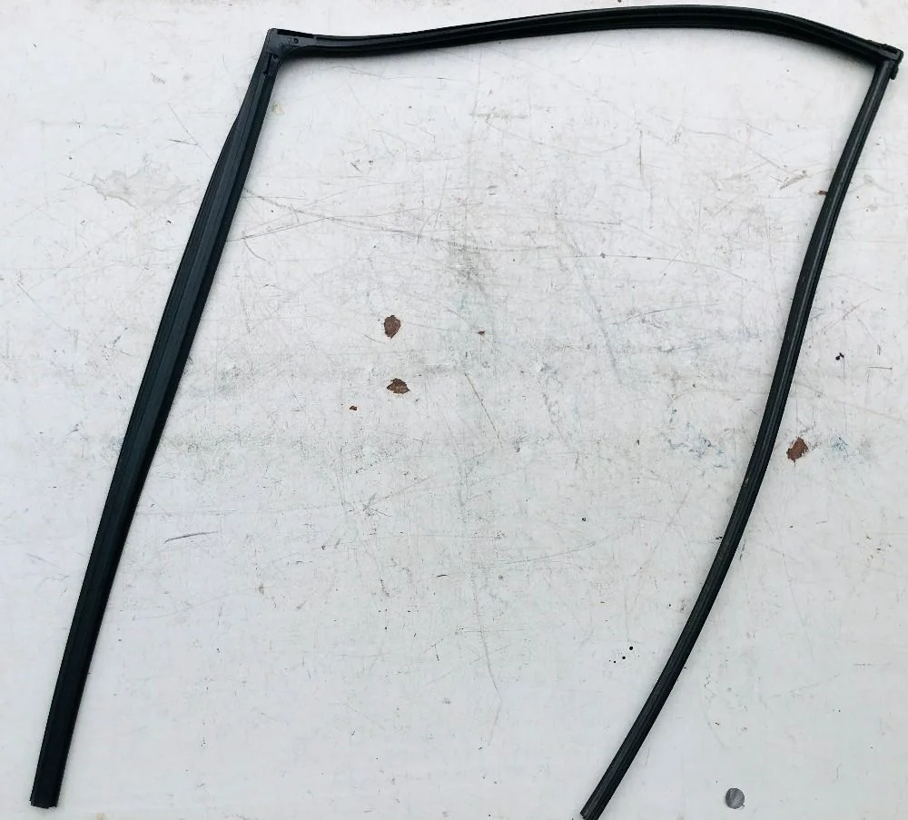 Уплотнительная резинка вокруг стекла двери Toyota RAV4 III (2005—2010)