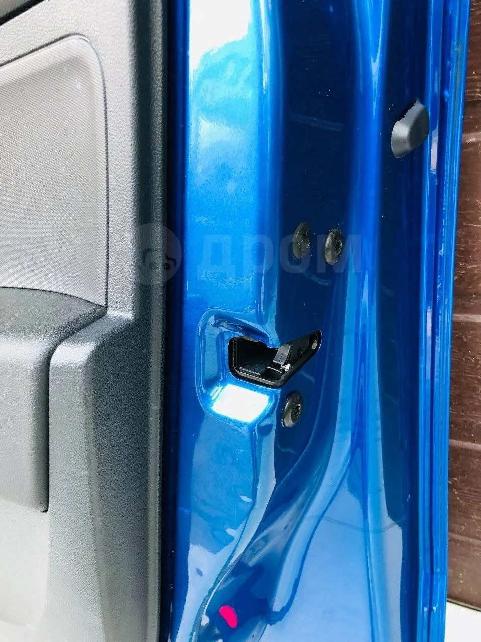 Замок двери передней правой Skoda Rapid I (2012—2017)