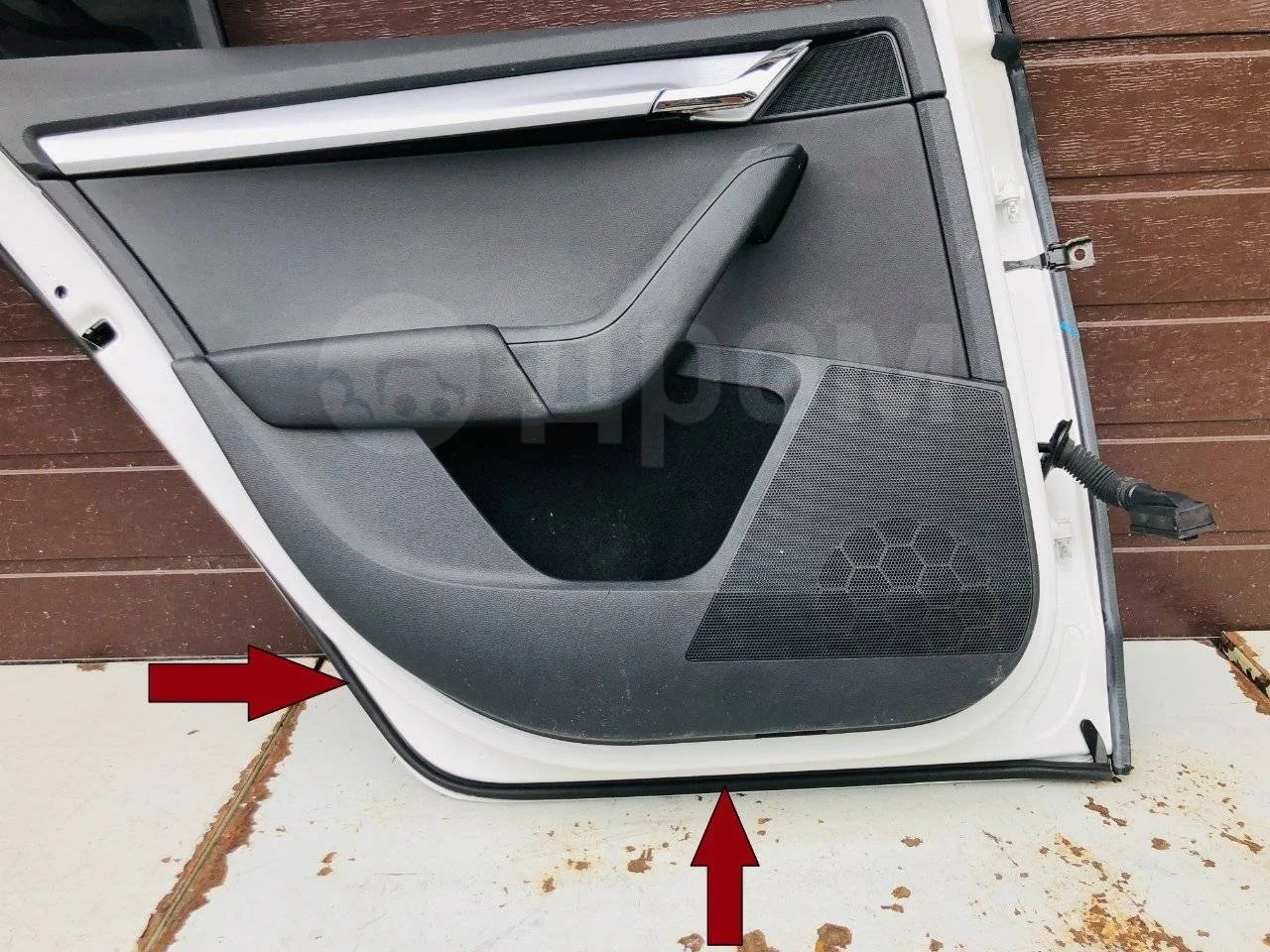 Уплотнительная резинка двери нижняя Skoda Octavia III (2013—2017)