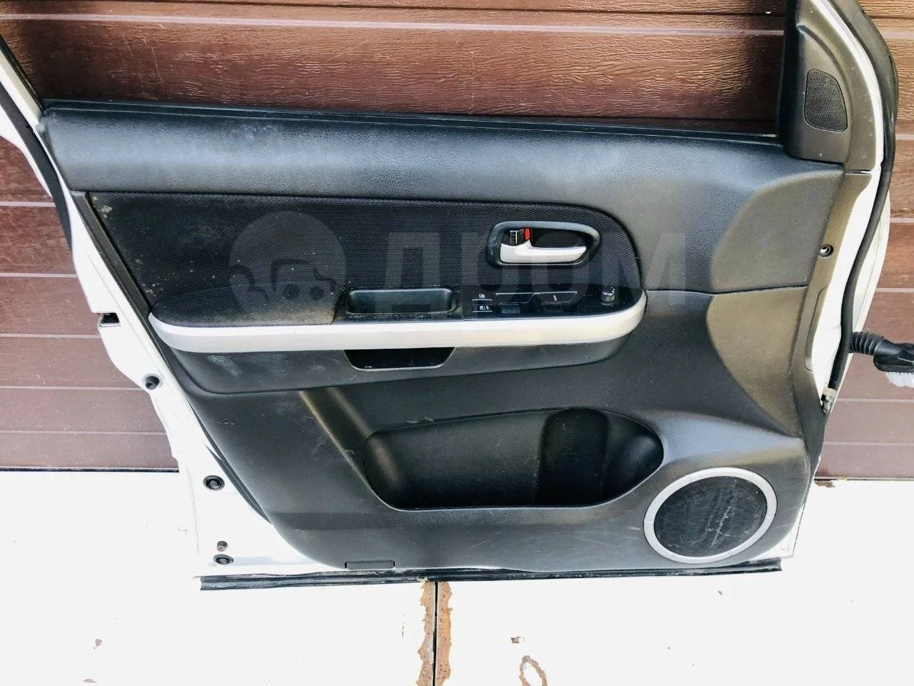 Обшивка (карта) двери передней левой Suzuki Grand Vitara II (2005—2008)