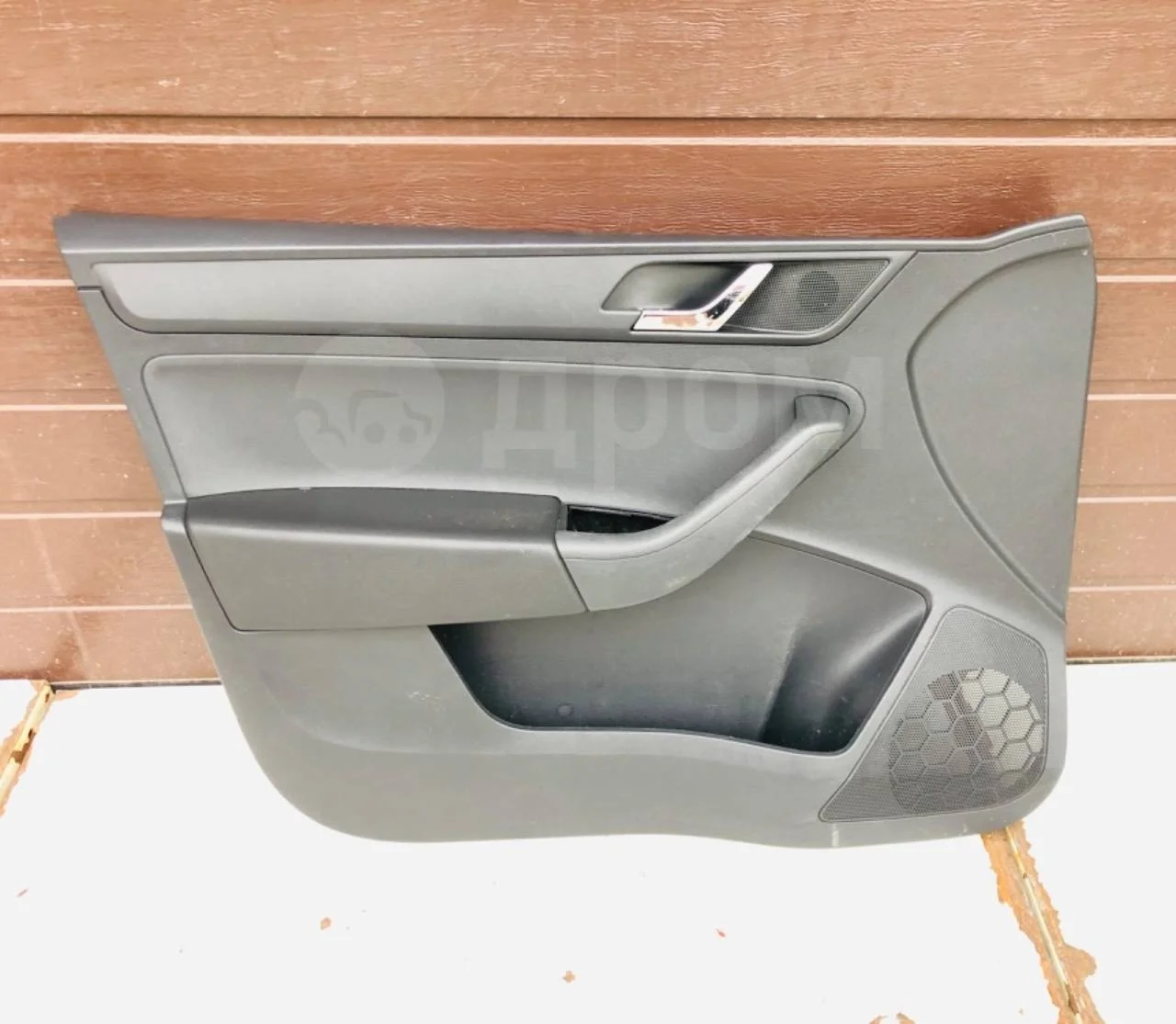 Обшивка (карта) двери передней левой Skoda Rapid I (2012—2017)