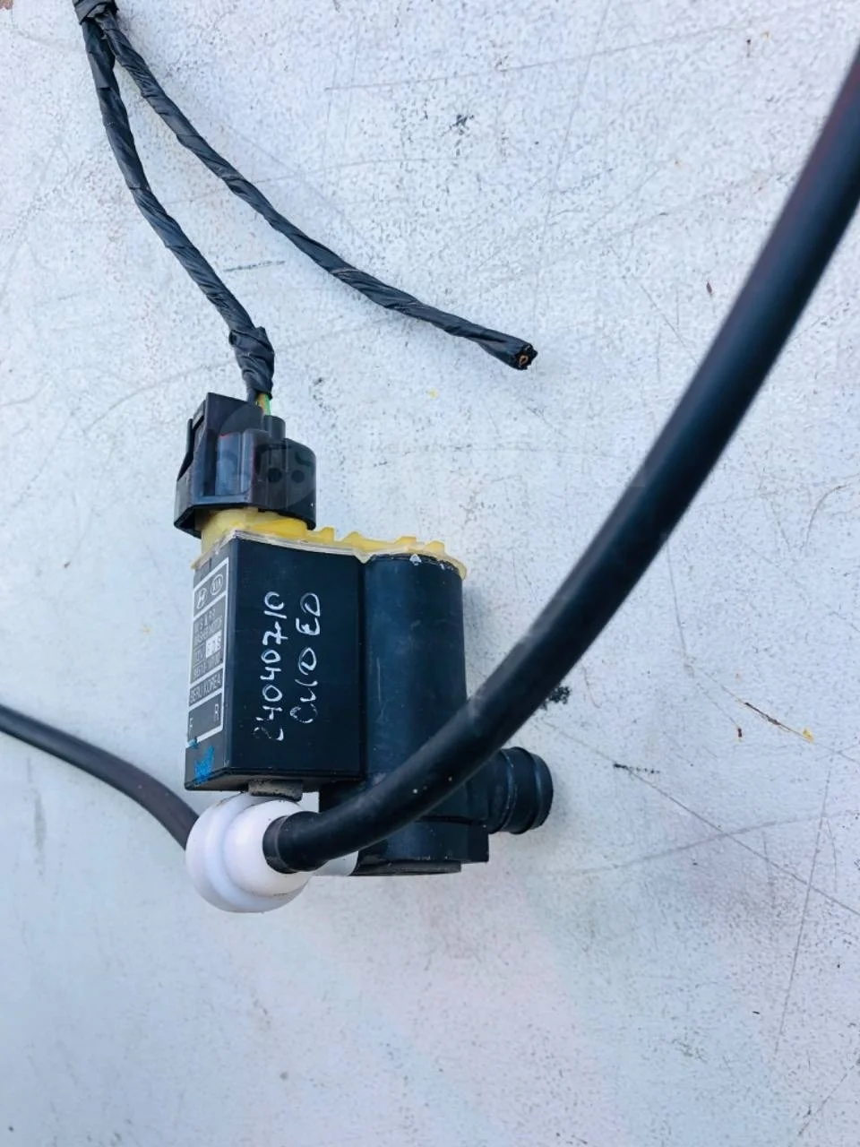 Разъем (фишка) моторчика бачка омывателя Kia Ceed ED (2006—2010)