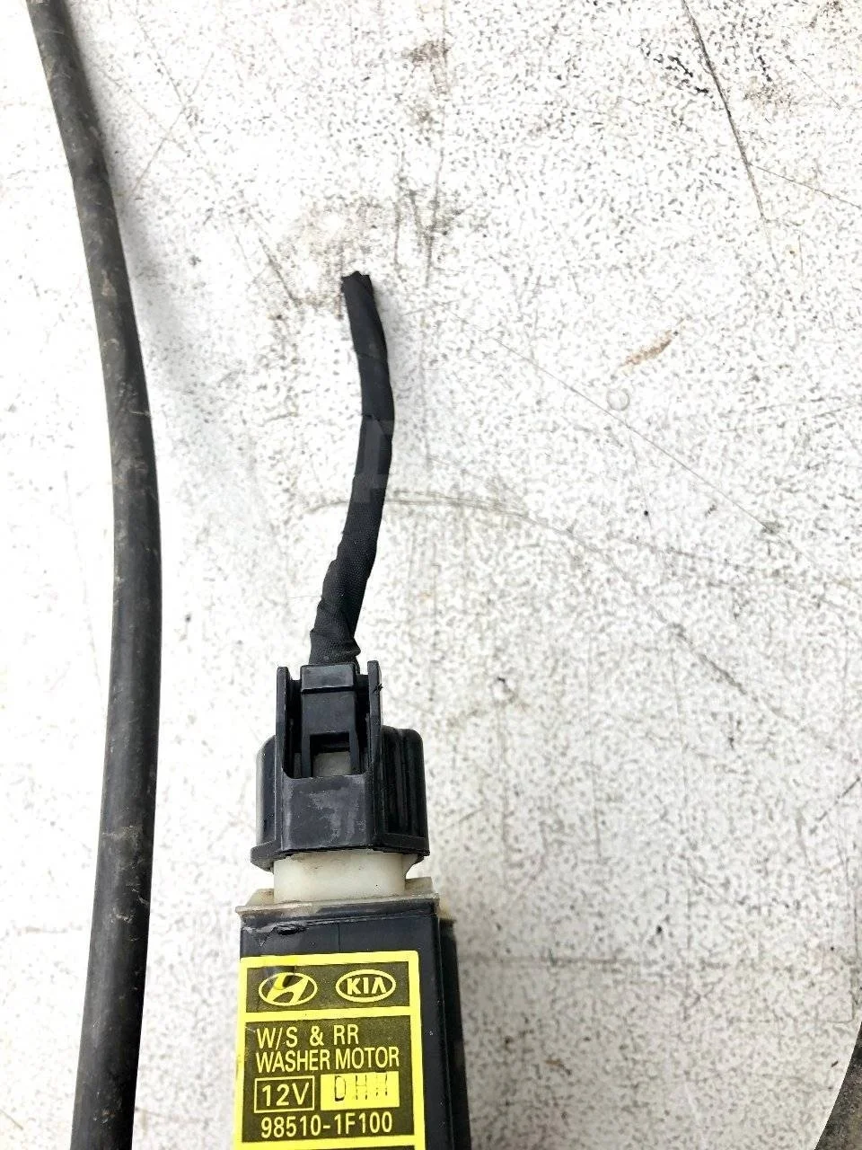Разъем (фишка) моторчика бачка омывателя Kia Ceed ED (2006—2010)
