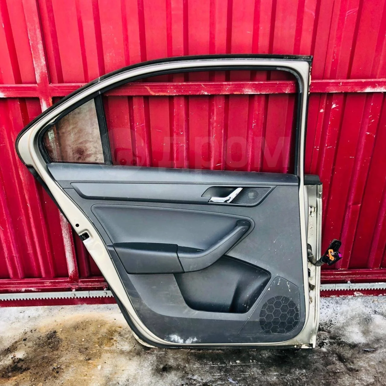 Уплотнительная резинка двери нижняя Skoda Rapid I (2012—2017)