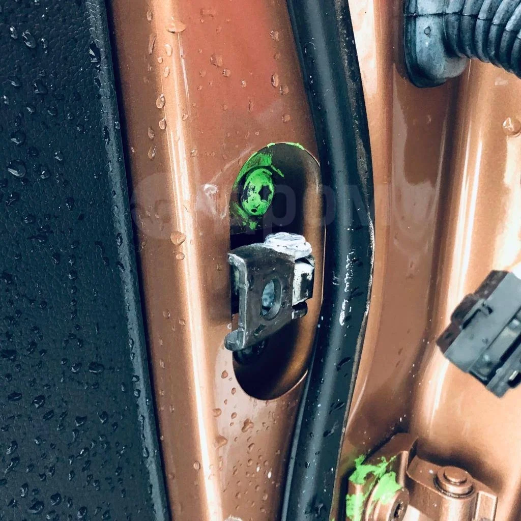 Ограничитель двери Skoda Yeti I рестайлинг (2013—2018)