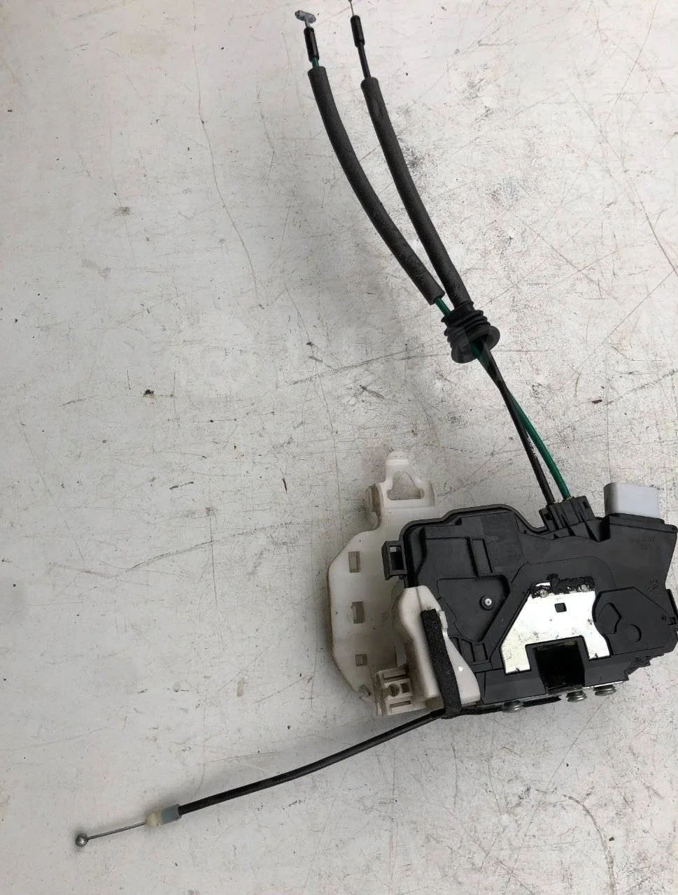 Замок двери передней левой Kia Sorento II (2009—2012)