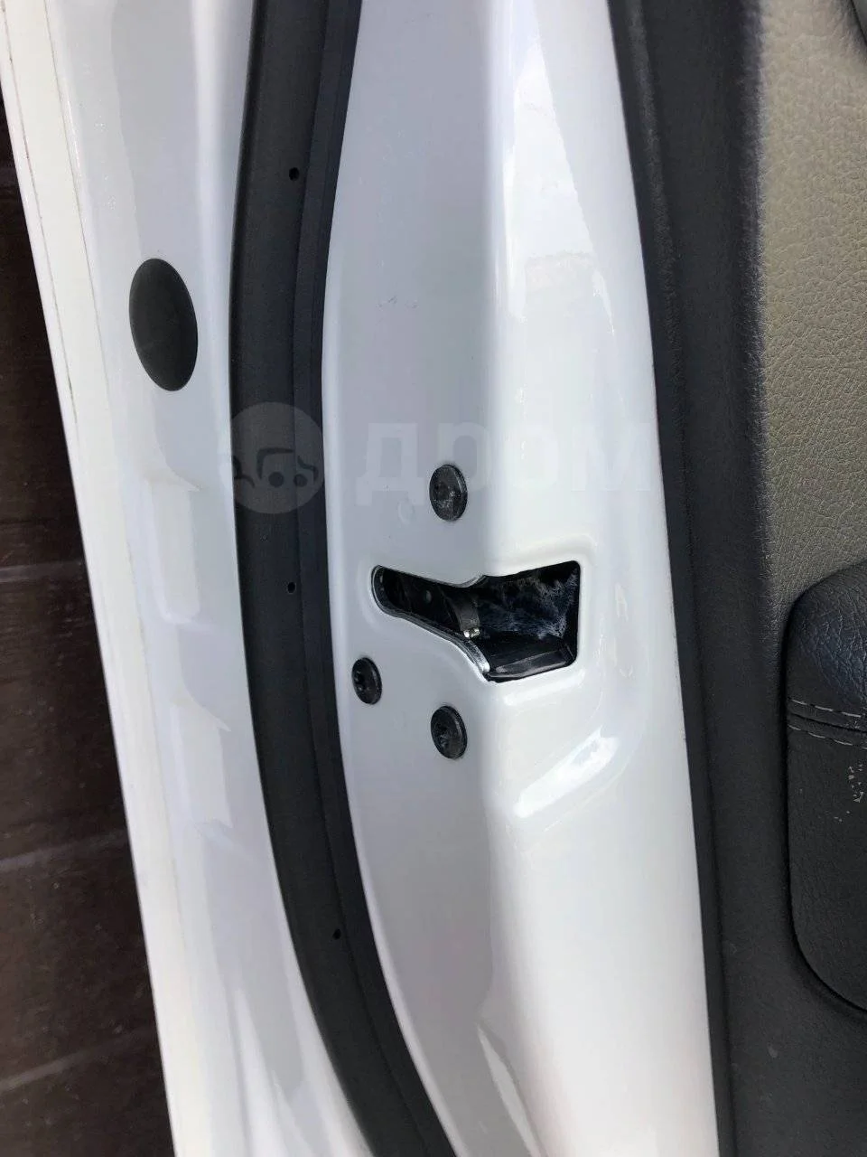 Замок двери передней левой Kia Sorento II (2009—2012)