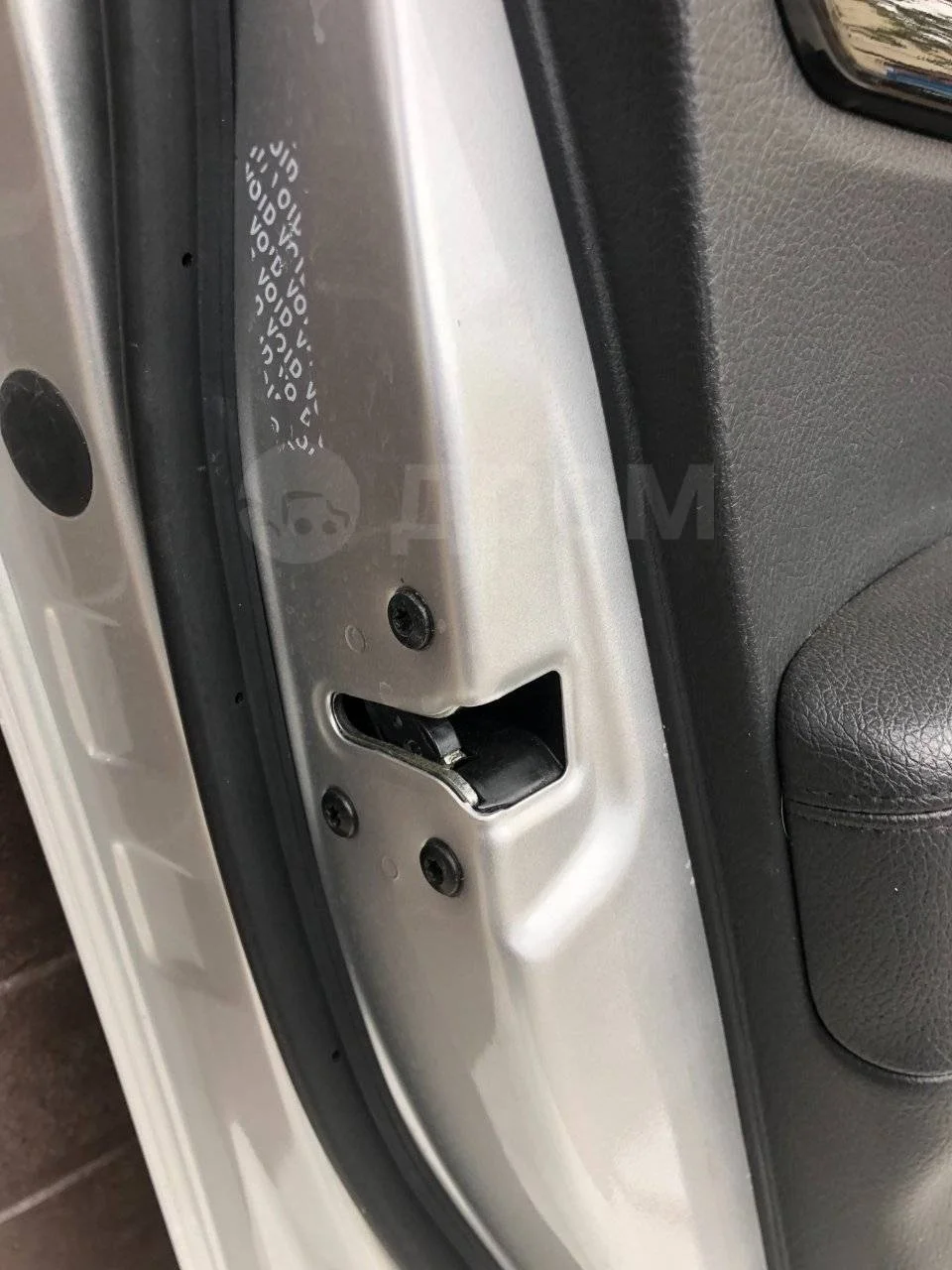 Замок двери передней левой Kia Sorento II (2009—2012)