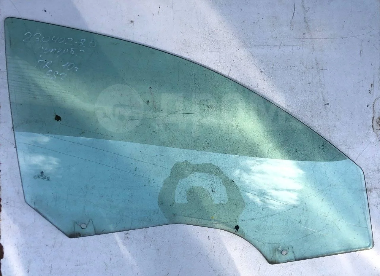Стекло двери передней правой Skoda Superb II (2008—2013)