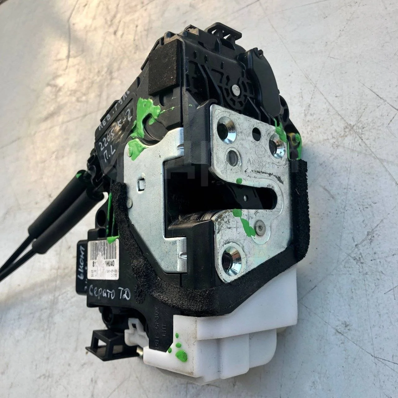 Замок двери передней левой Kia Cerato II (2008—2013)
