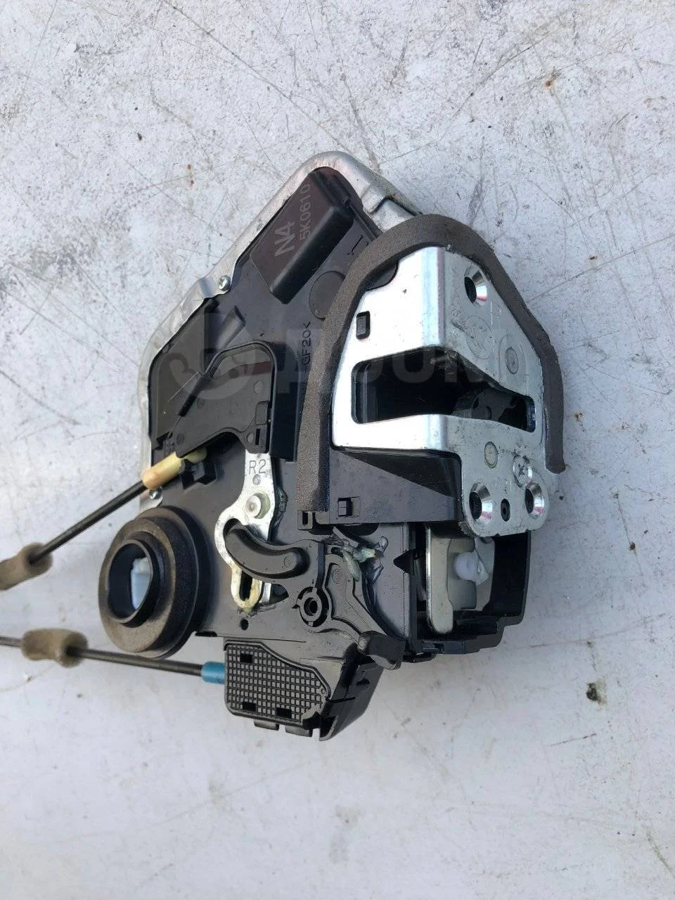 Замок двери задней правой Toyota RAV4 IV (2012—2015)