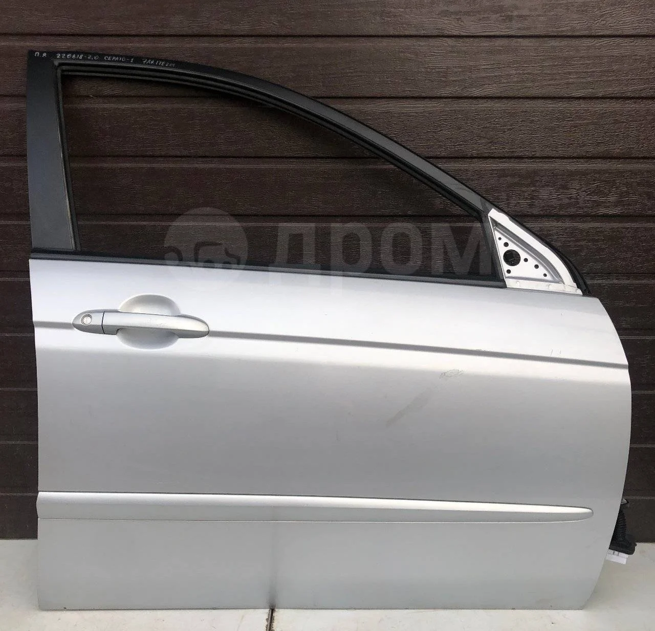 Стекло двери передней правой Kia Cerato I (2003—2007)