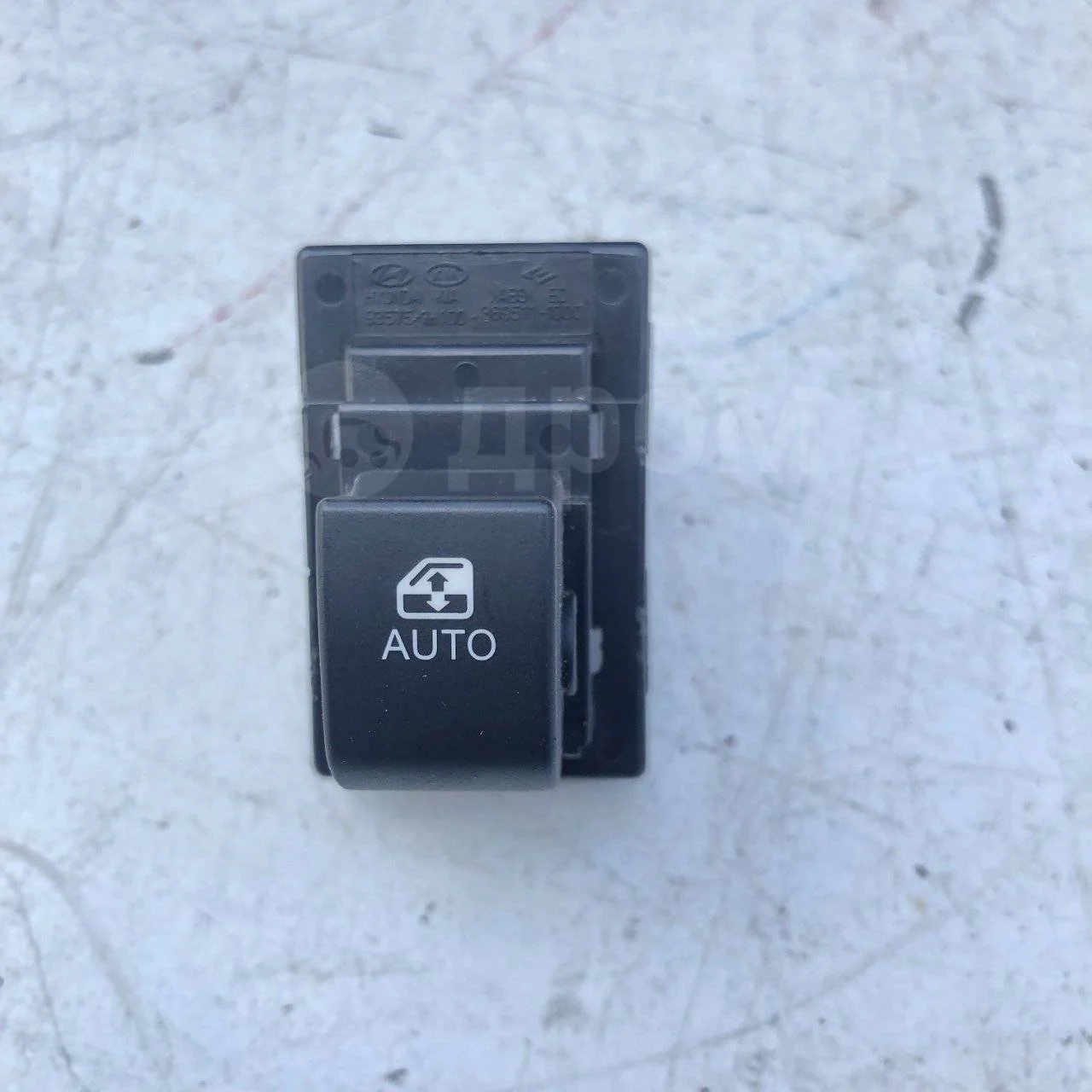 Кнопка стеклоподъемника Kia Ceed ED (2006—2010)