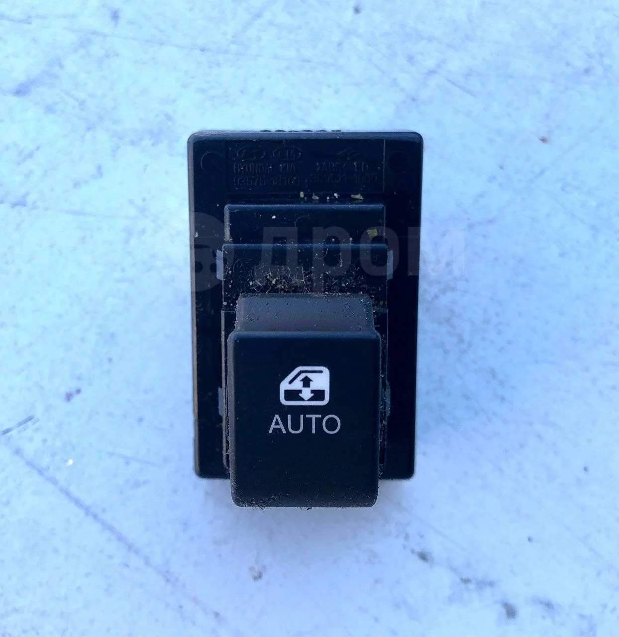 Кнопка стеклоподъемника Kia Ceed ED (2006—2010)