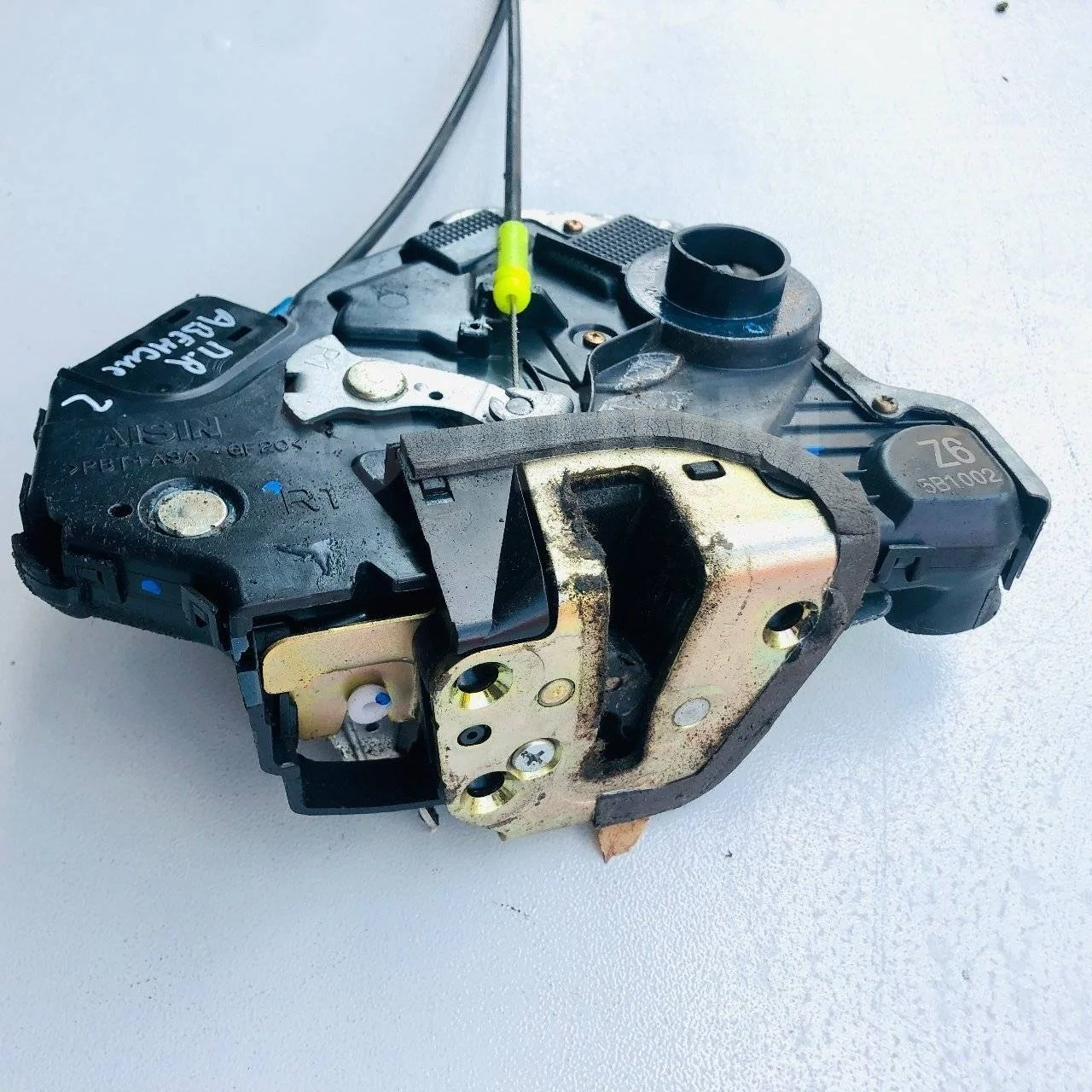 Замок двери передней правой Toyota Avensis T250 (2003—2006)