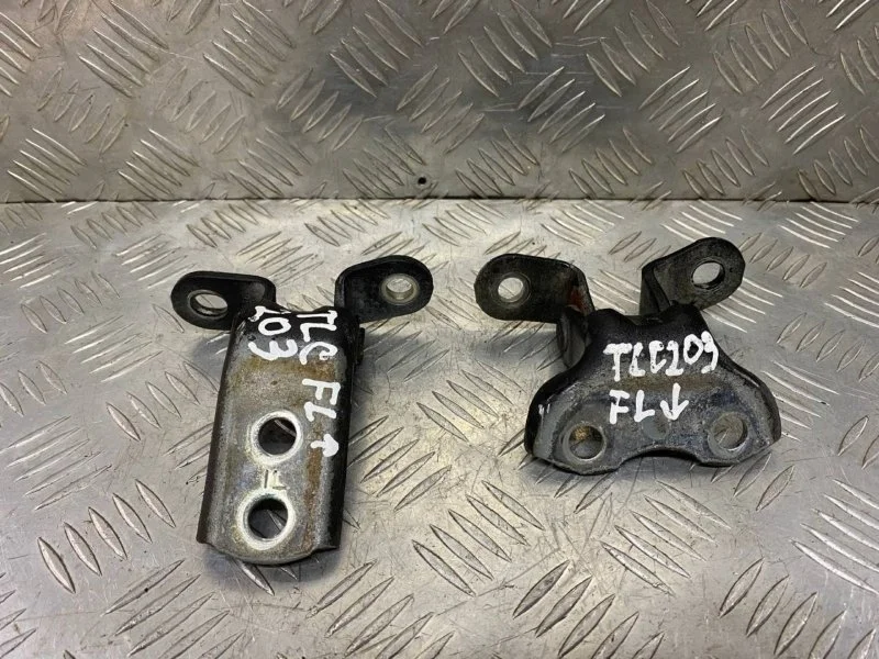 Петля двери передней левой Toyota Land Cruiser 200 (2008-2021) 2010 6872012151 4.5 D 1VDFTV