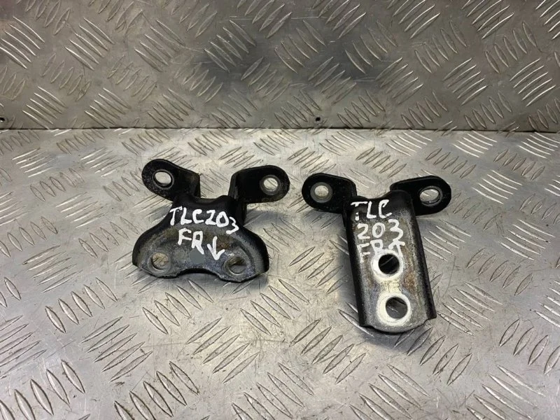 Петля двери передней правой Toyota Land Cruiser 200 (2008-2021) 2010 6873012120 4.5 D 1VDFTV