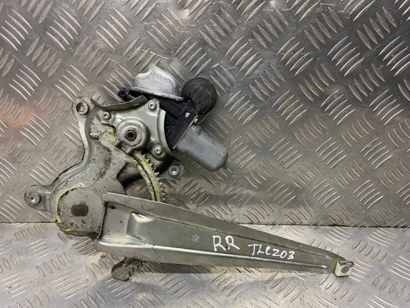 Стеклоподъемник задний правый Toyota Land Cruiser 200 (2008-2021) 2010 6980335080 4.5 D 1VDFTV