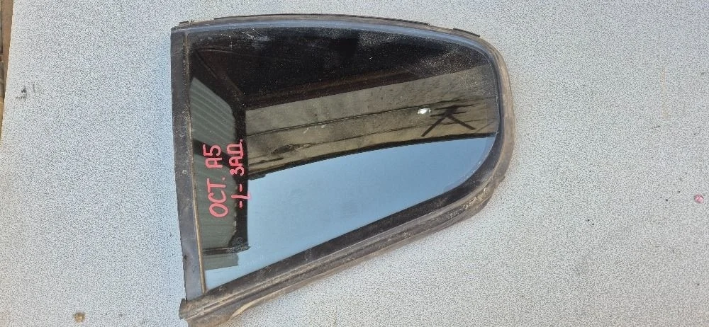 Стекло задней левой (форточка) Skoda Octavia A5