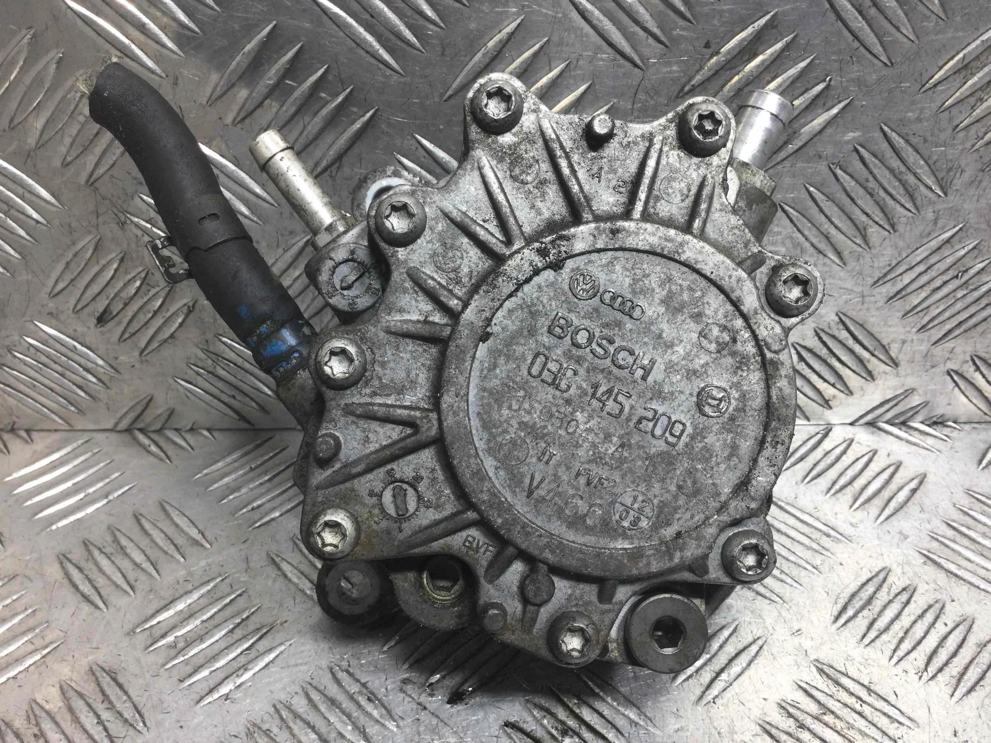 Насос вакуумный Audi A3 8P (2003-2005) дизель 2.0 TDI Механика Х/б